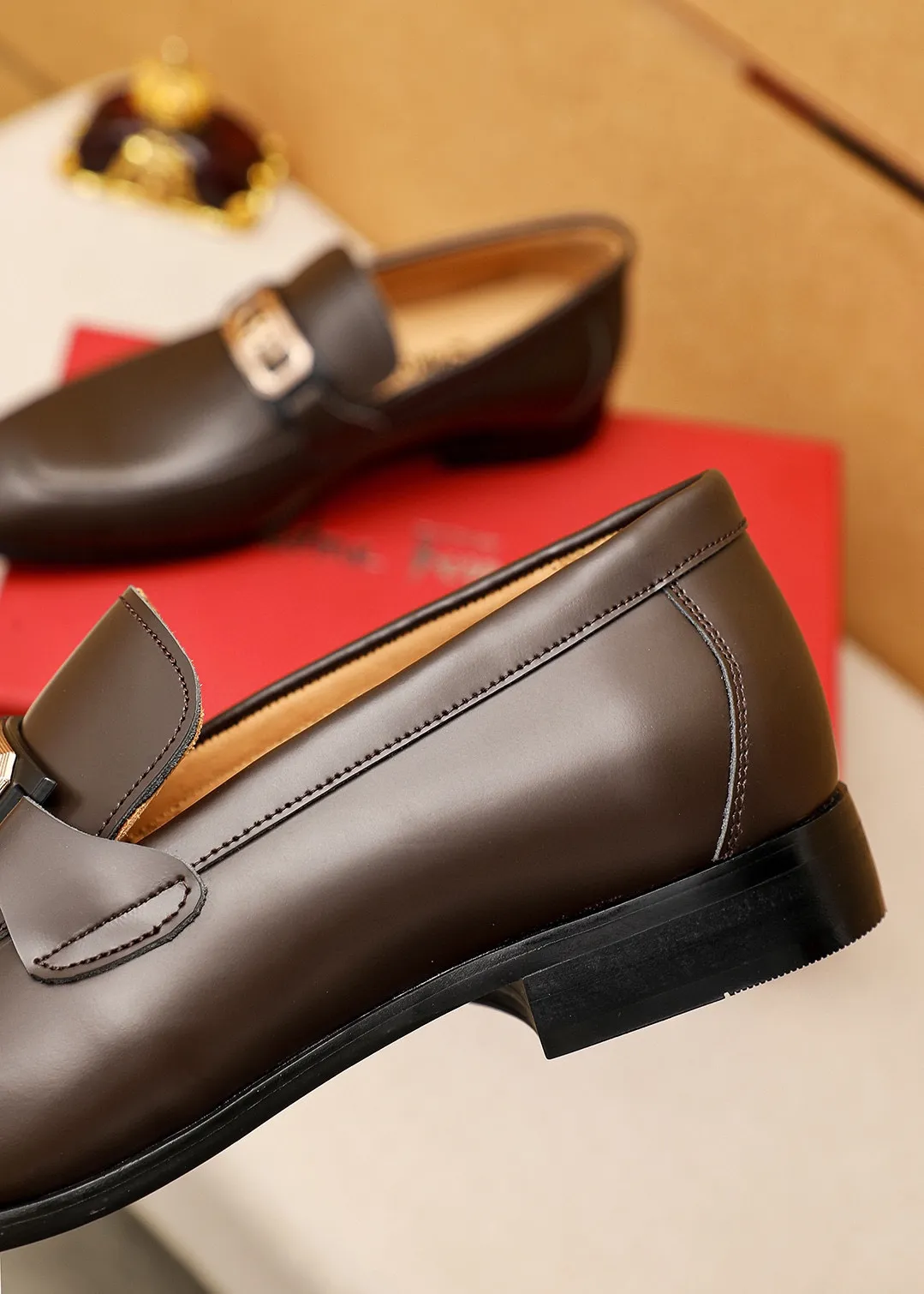 Men's shoes 💰442 💐 Product trademark: Ferragamo "Ferragamo" casual leather shoes Regular size: 38-44 (45.46🉑️customized) Product materials: Selected imported first-layer open-edge beaded cowhide embossed upper + original hardware buckle, imported water-dyed cowhide leather lining. Strong three-dimensional visual effect, combined outsole Color: 2⃣️colors available